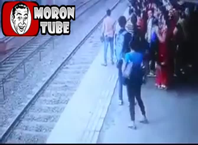Video :In India, he leaps beneath a train (public warning)